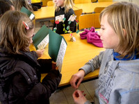 1 en 6- Eerste leerjaar leest een nieuwjaarsbrief voor hun peter en meter.