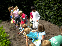 1- Planten en zaaien in onze mini tuintjes en daarna werken in een echte grote tuin !