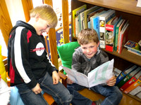 2 en 1- De 2de klassers lezen een sprookje voor, ons eerste leerjaar geniet ...