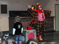 Corsofeest: een clown op bezoek bij de kleuters